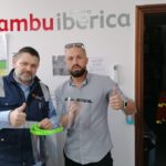 Personal de ambulancia con mascarillas fabricadas por nuestros voluntarios